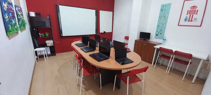 Fotografia tomada fuera de Belfast Academy - Centro de formación en Picassent, Valencia