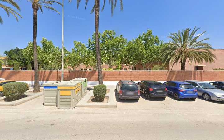 Fotografia tomada fuera de Centro Público De Educación De Personas Adultas Menicil - Escola de formació d'adults en Manises, Valencia