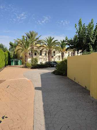 Fotografia tomada fuera de Efa Torrealedua - Centro educativo en Llombai, Valencia