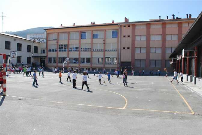Fotografia tomada fuera de Haztegi Ikastola - Colegio privado en Legazpi, Guipúzcoa