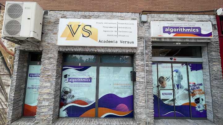 Fotografia tomada fuera de Academia Versus - Academia de informática en Cuenca, Cuenca