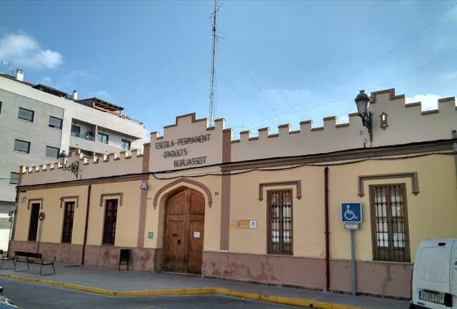 Fotografia tomada fuera de Centro de Educación Permanente de Adultos de Burjassot - Escola de formació d'adults en Burjassot, Valencia