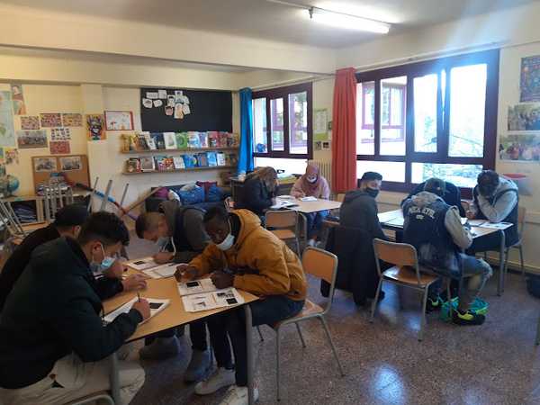 Fotografia tomada fuera de Centre de Formació d'Adults Les Bernardes - Escuela de educación para adultos en Salt, Girona