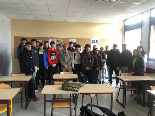 Fotografia tomada fuera de Institut Salvador Espriu - Instituto de secundaria en Salt, Girona