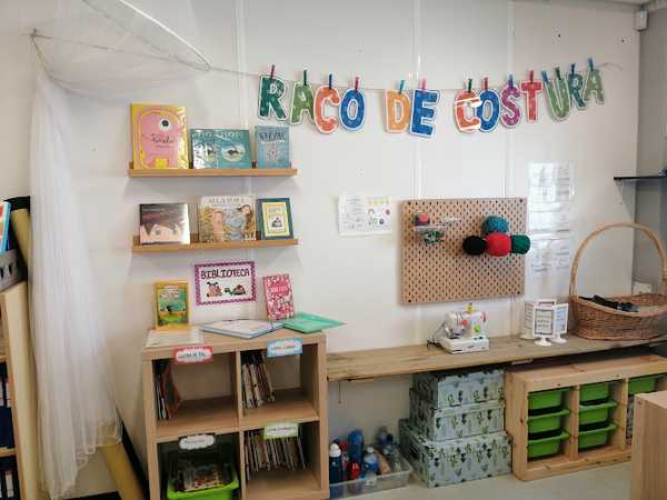 Fotografia tomada fuera de Escola Les Arrels - Escola primària en Salt, Girona