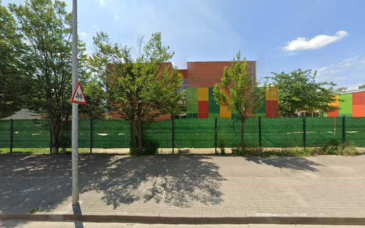 Fotografia tomada fuera de Escuela El Pla - Escola pública en Salt, Girona