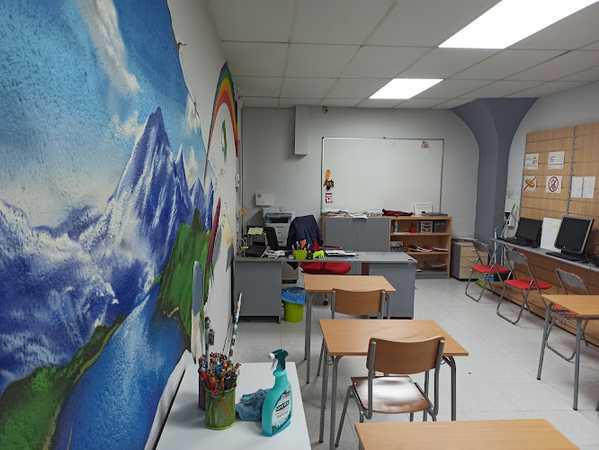Fotografia tomada fuera de Aula Aprèn - Escuela en La Jonquera, Girona