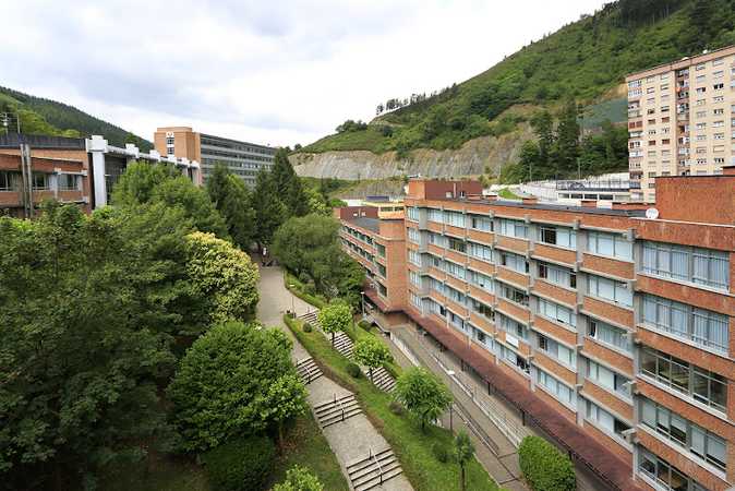 Fotografia tomada fuera de Eibarko Hizkuntza Eskola Ofiziala - Prestakuntza-eskola en Eibar, Guipúzcoa