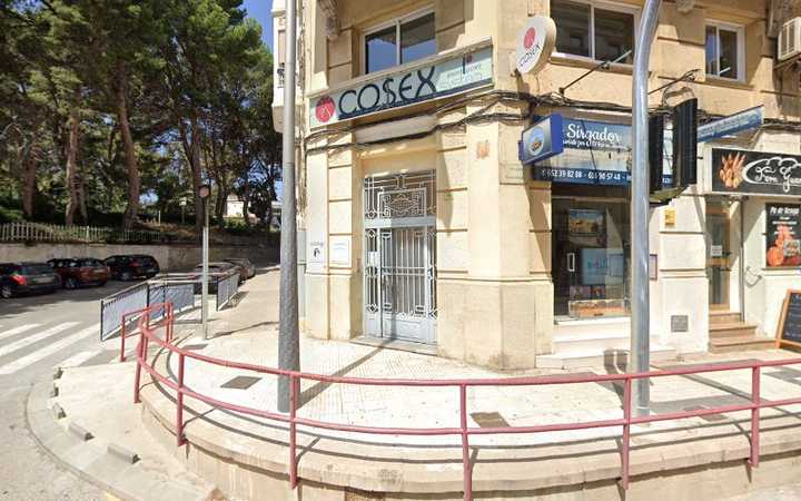 Fotografia tomada fuera de Evart Académia de peluquería y barbería - Escuela de peluquería en Tortosa, Tarragona