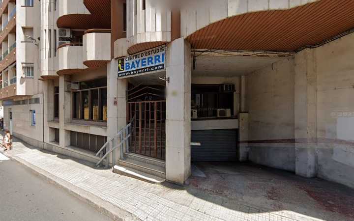 Fotografia tomada fuera de Centro de Estudios Bayerri - Centre de formació en Tortosa, Tarragona