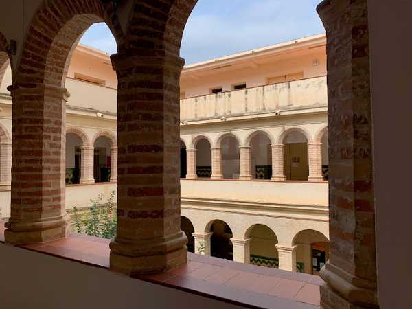 Fotografia tomada fuera de Escuela de Arte y Diseño - Artesania en Tortosa, Tarragona