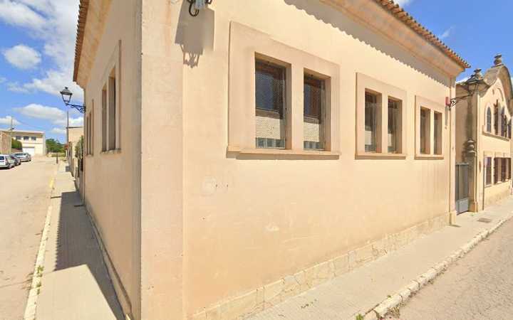Fotografia tomada fuera de CEPA Es Pla - Escola de formació d'adults en Vilafranca de Bonany, Baleares