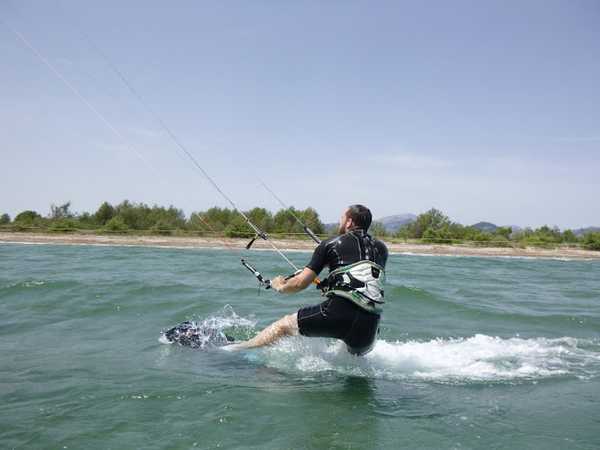 Fotografia tomada fuera de kitesurfing club Mallorca - Asociación Aprende a Navegar - Escuela deportiva en Alcúdia, Baleares