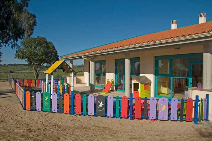 Fotografia tomada fuera de Escuela de Educación Infantil El Duende - Colegio público en Torrejoncillo, Cáceres