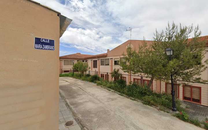 Fotografia tomada fuera de IES Isabel La Catolica - School en Guadahortuna, Granada