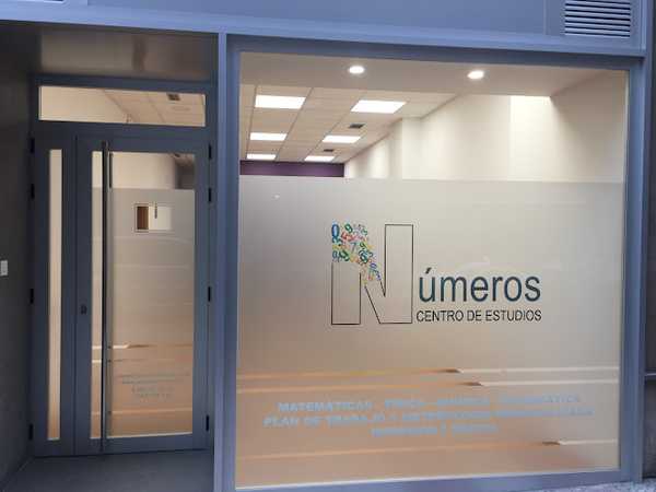 Fotografia tomada fuera de Números Centro de Estudios - Centro de refuerzo escolar en Avilés, Asturias