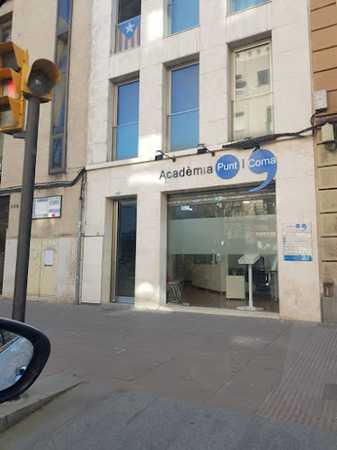 Fotografia tomada fuera de Acadèmia Punt i Coma (Sant Feliu de Llobregat) - Centro de refuerzo escolar en Sant Feliu de Llobregat, Barcelona