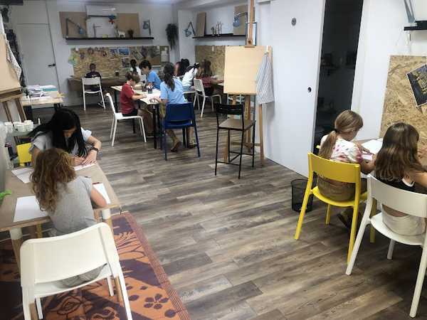 Fotografia tomada fuera de sr.color - Escuela de arte en Sant Feliu de Llobregat, Barcelona