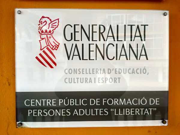 Fotografia tomada fuera de Centro de Formación de Personas Adultas LLIBERTAT - Escola de formació d'adults en Vinaròs, Castellón