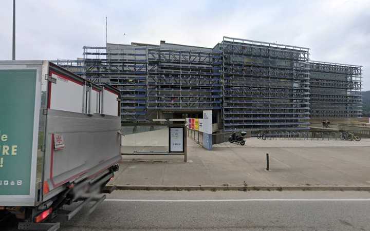 Fotografia tomada fuera de Auditori Manel Xifra Boada - School en La Creueta, Girona