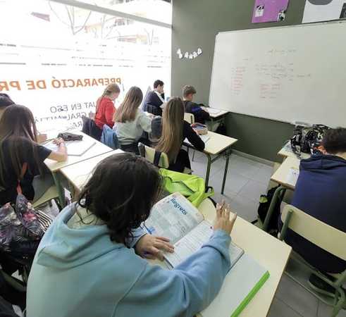 Fotografia tomada fuera de Acadèmia CECOM (Montigalà) - Acadèmia d'anglès en Badalona, Barcelona