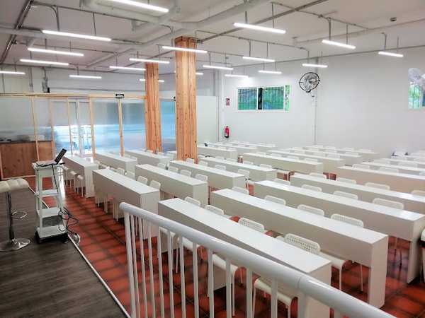Fotografia tomada fuera de Academia Las Cortes - Centro de formación en La Laguna, Santa Cruz de Tenerife
