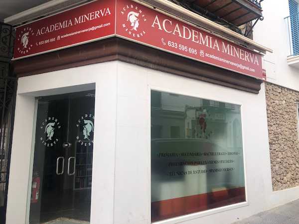 Fotografia tomada fuera de Academia Minerva - Centro de estudios en Nerja, Málaga