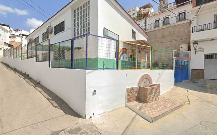 Fotografia tomada fuera de Escuela de Educación Infantil Arco Iris - Escuela en Álora, Málaga