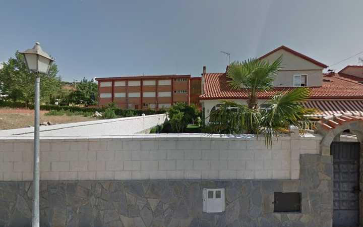 Fotografia tomada fuera de I.E.S. Hermenegildo Martin Borro - Escuela en Cebreros, Ávila