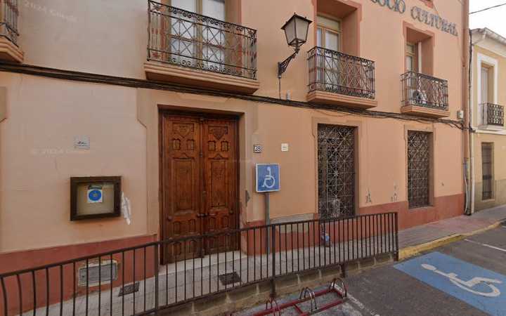 Fotografia tomada fuera de Centro de Formación de Adultos Enrique Tierno Galván - Escola de formació d'adults en Pinoso, Alicante