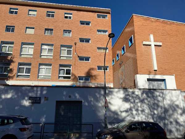 Fotografia tomada fuera de Centro Privado De Enseñanza Santa Ana - Colegio privado en Sabiñánigo, Huesca