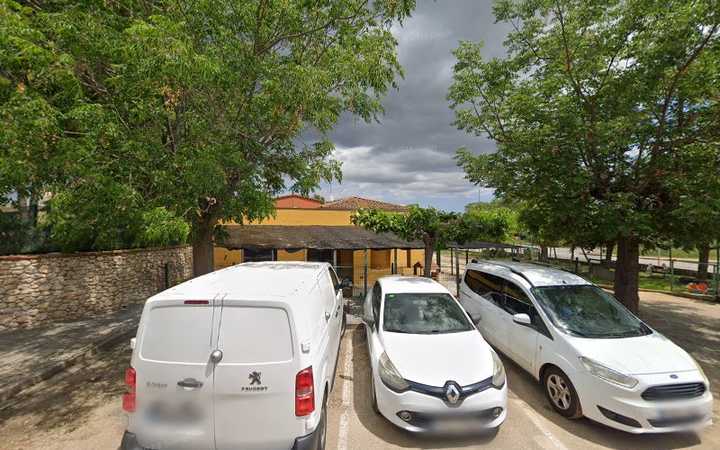 Fotografia tomada fuera de Escola - Escuela en Parlavà, Girona