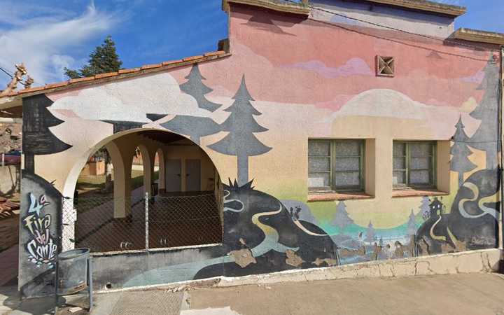 Fotografia tomada fuera de Aula de lectura Modest Prats - Biblioteca pública en Medinyà, Girona