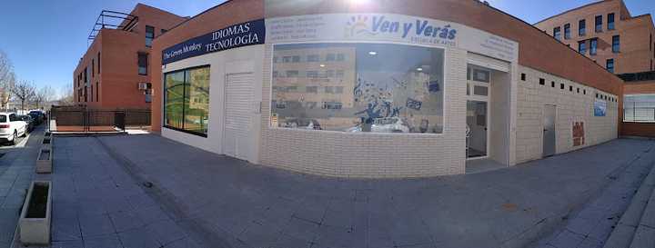 Fotografia tomada fuera de Ven y Verás. Escuela de artes en Paracuellos del Jarama - Escuela de arte en Paracuellos de Jarama, Madrid