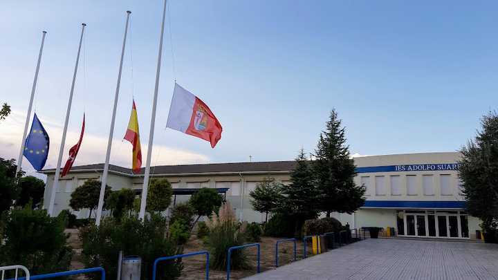Fotografia tomada fuera de IES Adolfo Suárez - Instituto de secundaria en Paracuellos de Jarama, Madrid