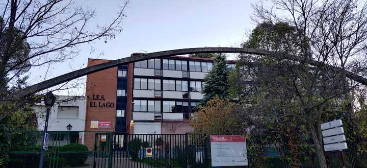 Fotografia tomada fuera de IES El Lago - Instituto de secundaria en Madrid, Madrid