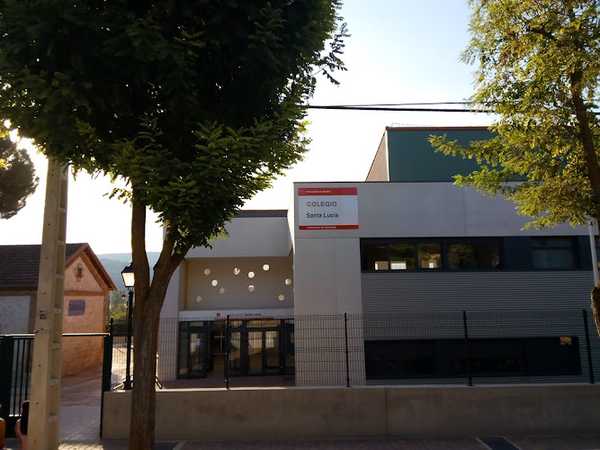 Fotografia tomada fuera de CEIP Santa Lucía - Colegio bilingüe en Carabaña, Madrid