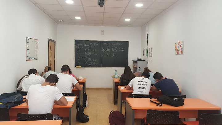 Fotografia tomada fuera de ACADEMIA - Centro De Estudios Epsilon - Universidad en Jaén, Jaén