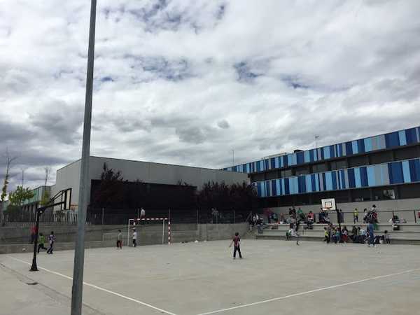 Fotografia tomada fuera de CEIP Violeta Monreal - Escuela primaria en Zaratán, Valladolid