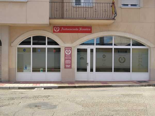 Fotografia tomada fuera de Autoescuela Ramiro - Autoescuela en Íscar, Valladolid