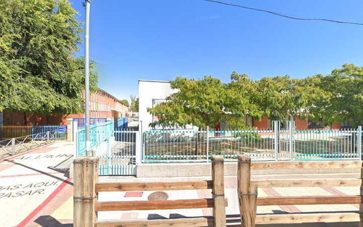Fotografia tomada fuera de Escuela De Educación Infantil De Iscar - Escuela en Íscar, Valladolid
