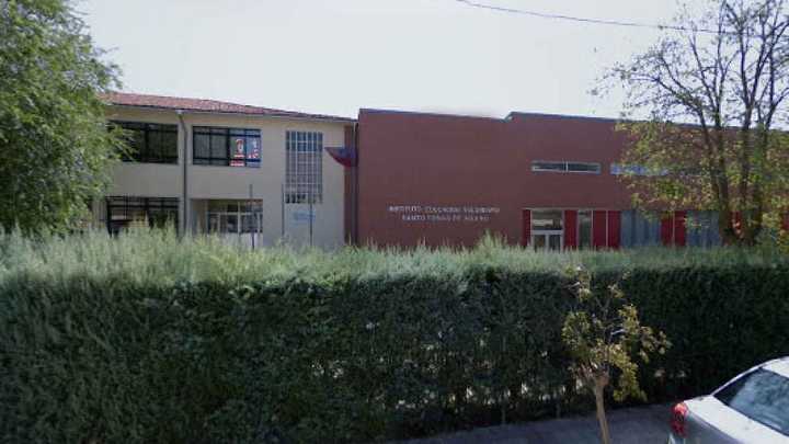 Fotografia tomada fuera de IES Santo Tomás de Aquino - Instituto de secundaria en Íscar, Valladolid