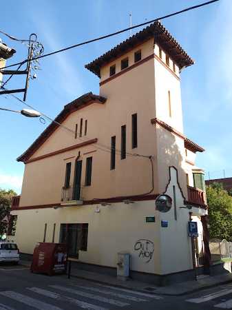 Fotografia tomada fuera de Esc Pública de Música Municipal Aulos - Escola de música en Cerdanyola del Vallès, Barcelona
