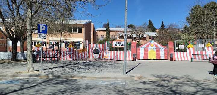 Fotografia tomada fuera de CEIP Carles Buïgas - Escola pública en Cerdanyola del Vallès, Barcelona
