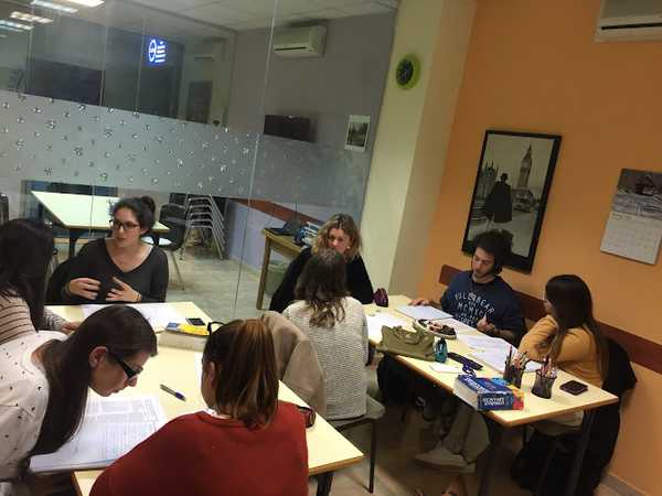 Fotografia tomada fuera de S.E.S. Canaletes - Academia de inglés en Cerdanyola del Vallès, Barcelona