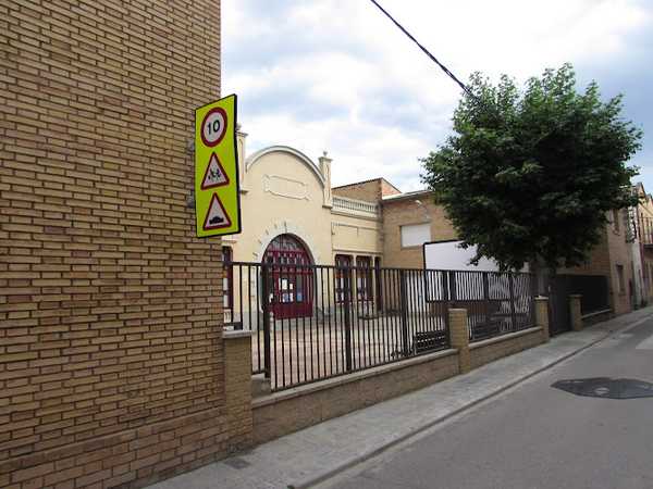 Fotografia tomada fuera de Escola Municipal de Música Josep Maria Castella - Escola de música en Navàs, Barcelona