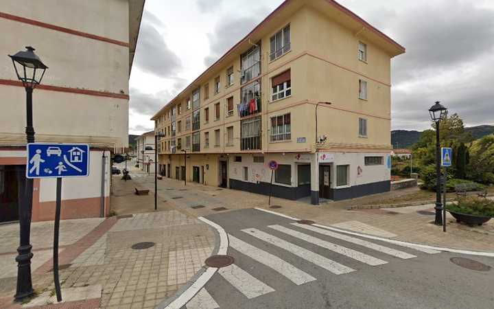 Fotografia tomada fuera de Hitz Eta Pitz - Centro de refuerzo escolar en Nanclares de la Oca, Álava