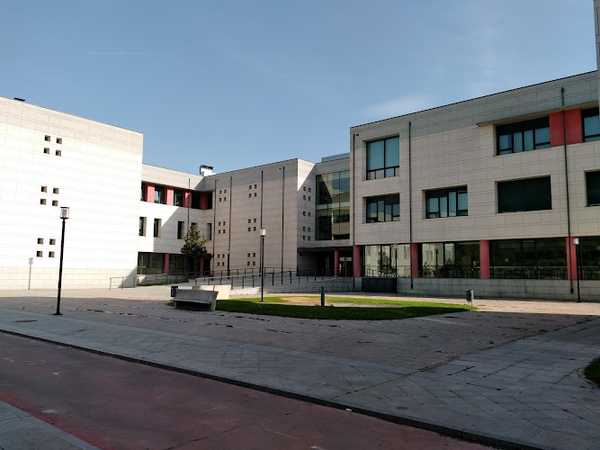 Fotografia tomada fuera de Facultad de Ciencias Económicas y Empresariales - Universidad de Burgos (UBU) - Universidad pública en Burgos, Burgos