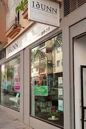 Fotografia tomada fuera de IDUNN FORMACIÓN. Academia de peluquería y quiromasaje. - Escuela de peluquería en Rincón de la Victoria, Málaga