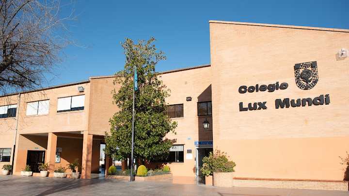Fotografia tomada fuera de Centro Docente Privado Lux Mundi - Colegio privado en Cájar, Granada